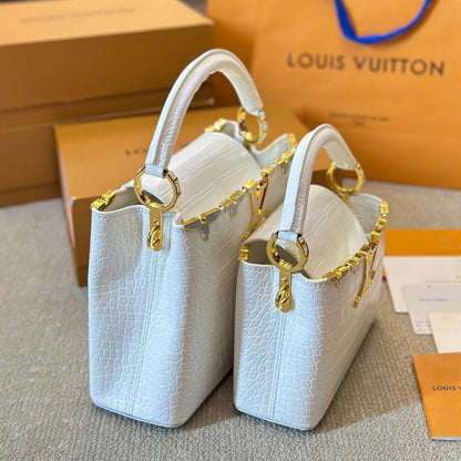 Bolso Capucines blanco de piel con diseño de cocodrilo