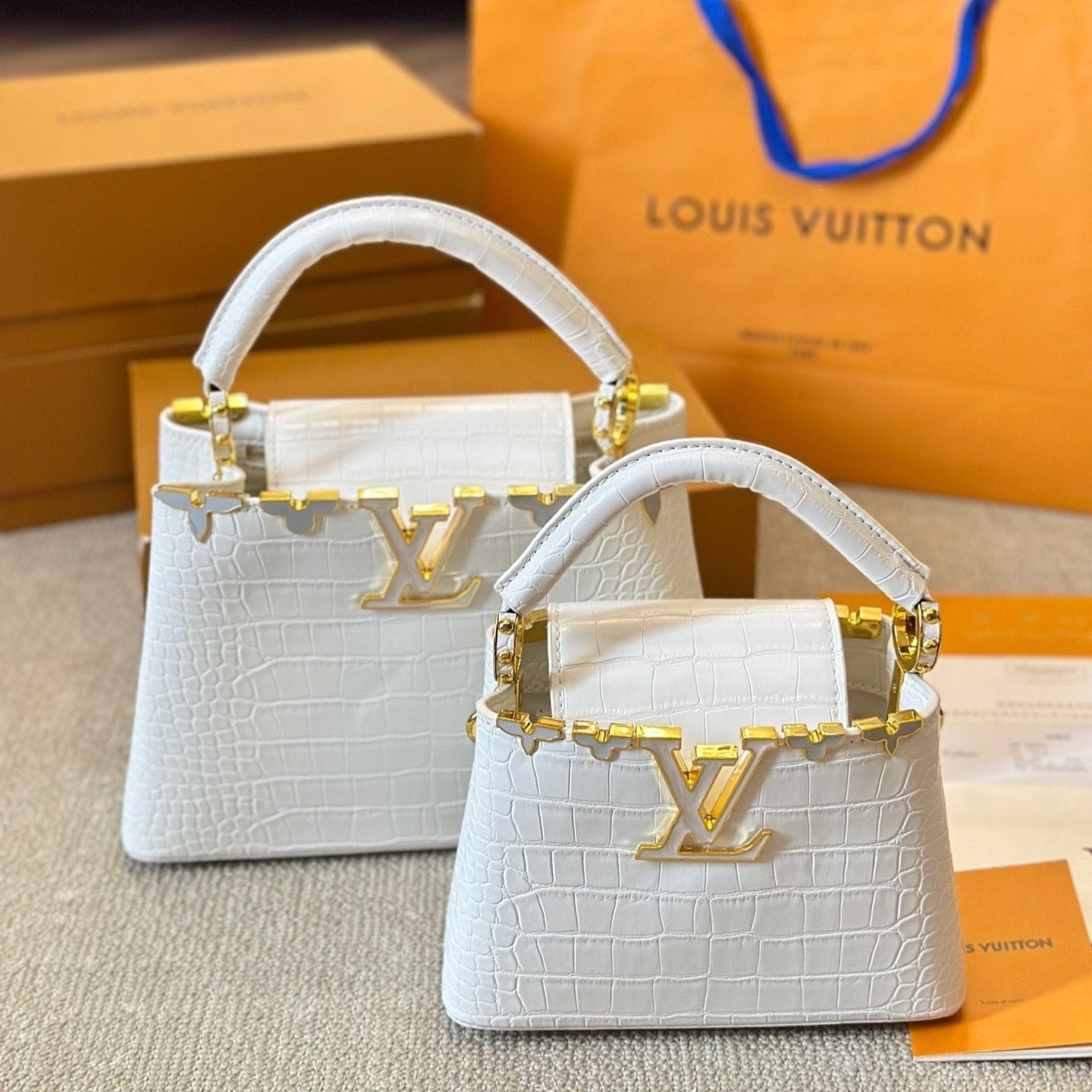Bolso Capucines blanco de piel con diseño de cocodrilo