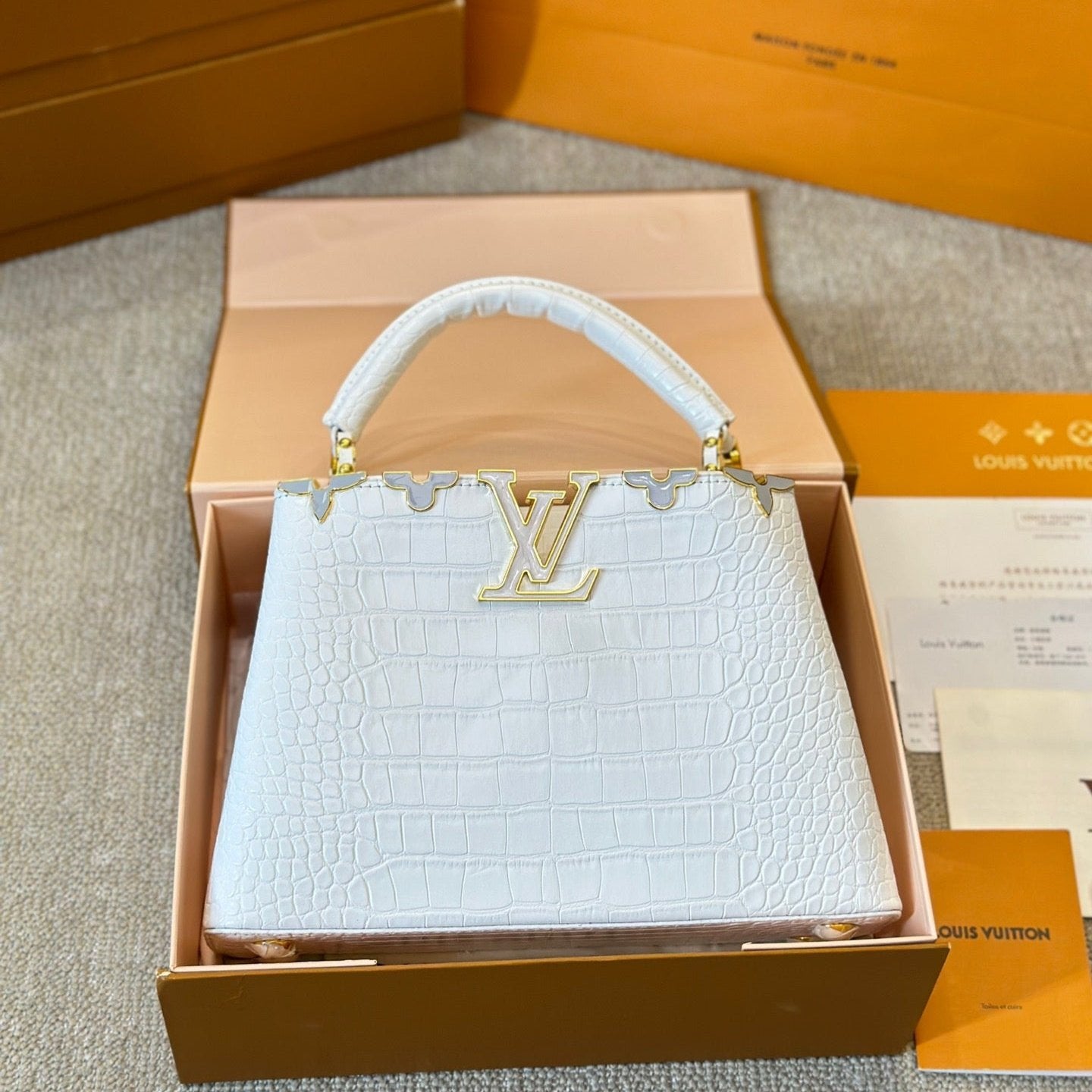 Bolso Capucines blanco de piel con diseño de cocodrilo