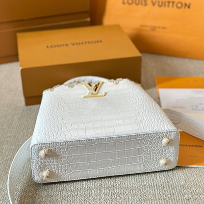 Bolso Capucines blanco de piel con diseño de cocodrilo