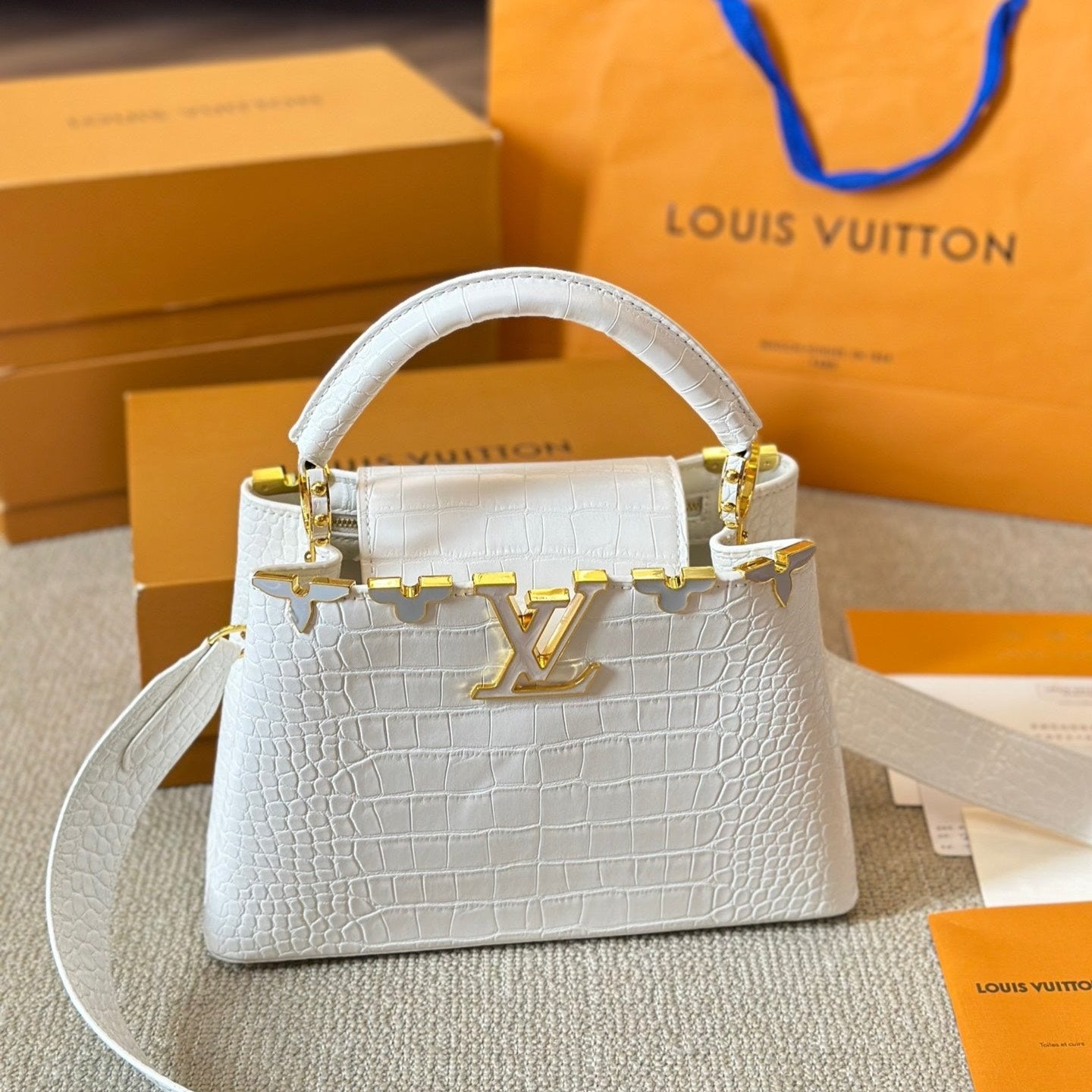 Bolso Capucines blanco de piel con diseño de cocodrilo