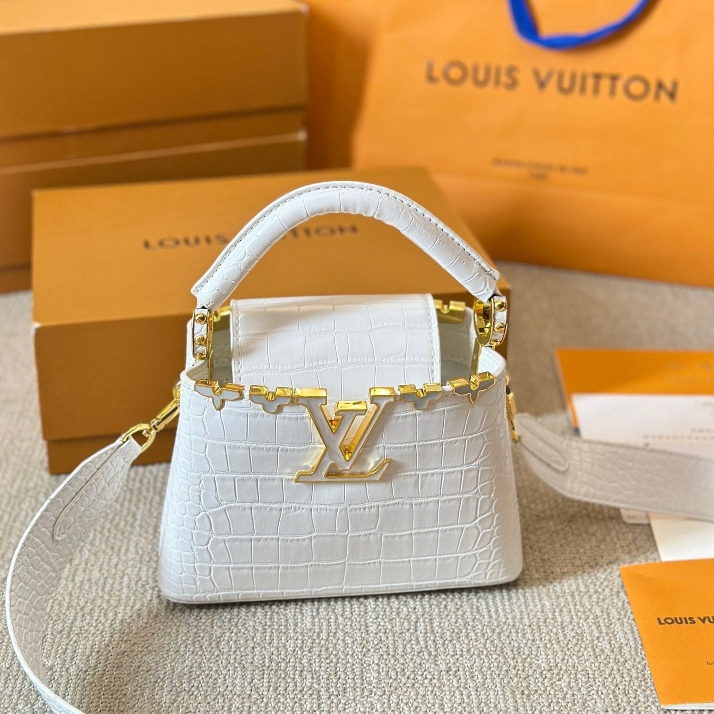 Bolso Capucines blanco de piel con diseño de cocodrilo