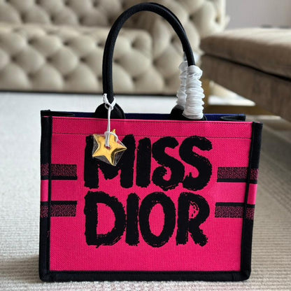 Bolso Tote Mediano de Tela Bordada con Grafitis