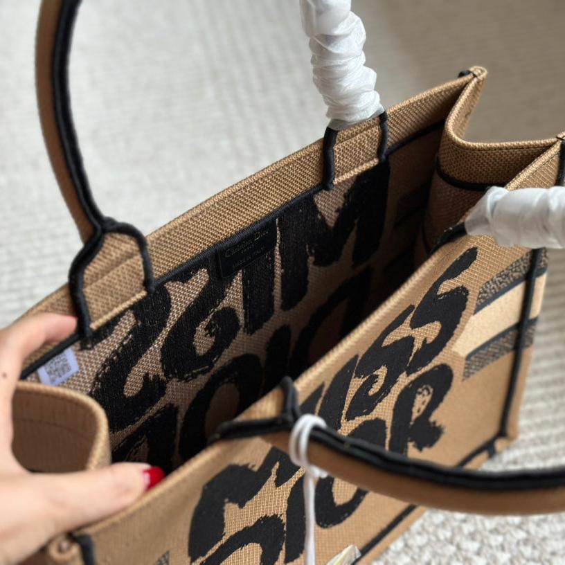 Bolso Tote Mediano de Tela Bordada con Grafitis