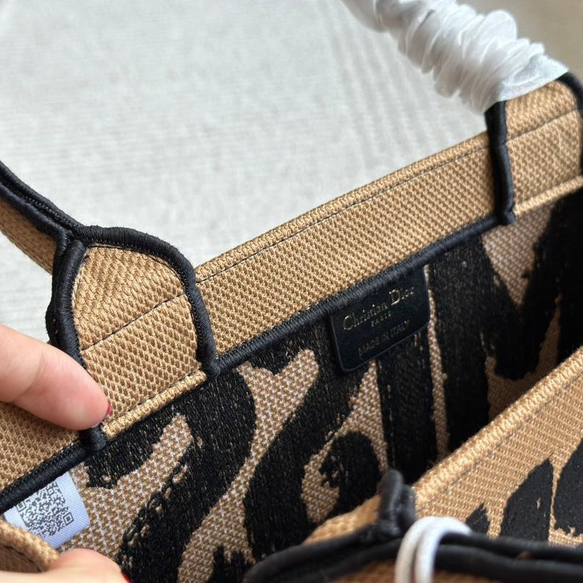 Bolso Tote Mediano de Tela Bordada con Grafitis