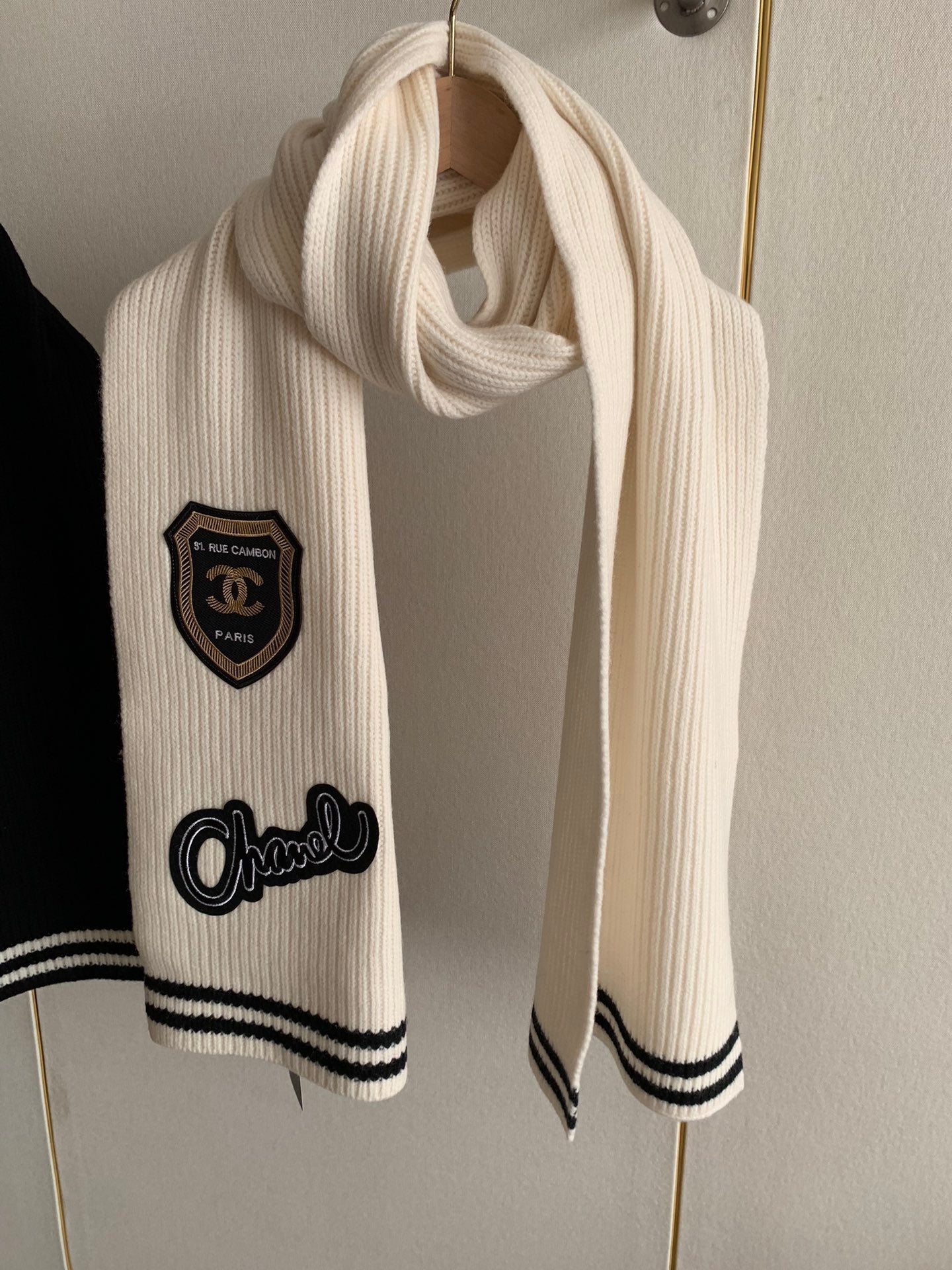 Bufanda de punto con bordado de insignia estilo Preppy