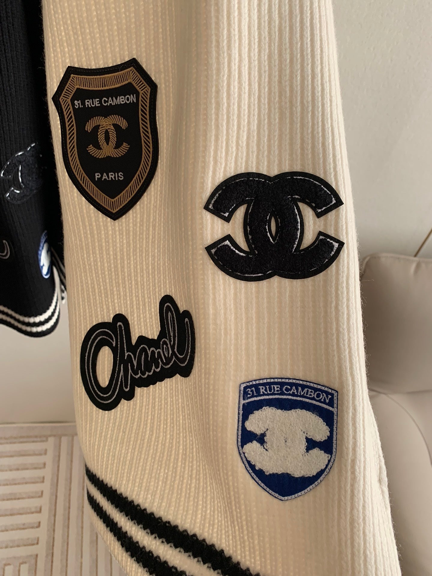 Bufanda de punto con bordado de insignia estilo Preppy