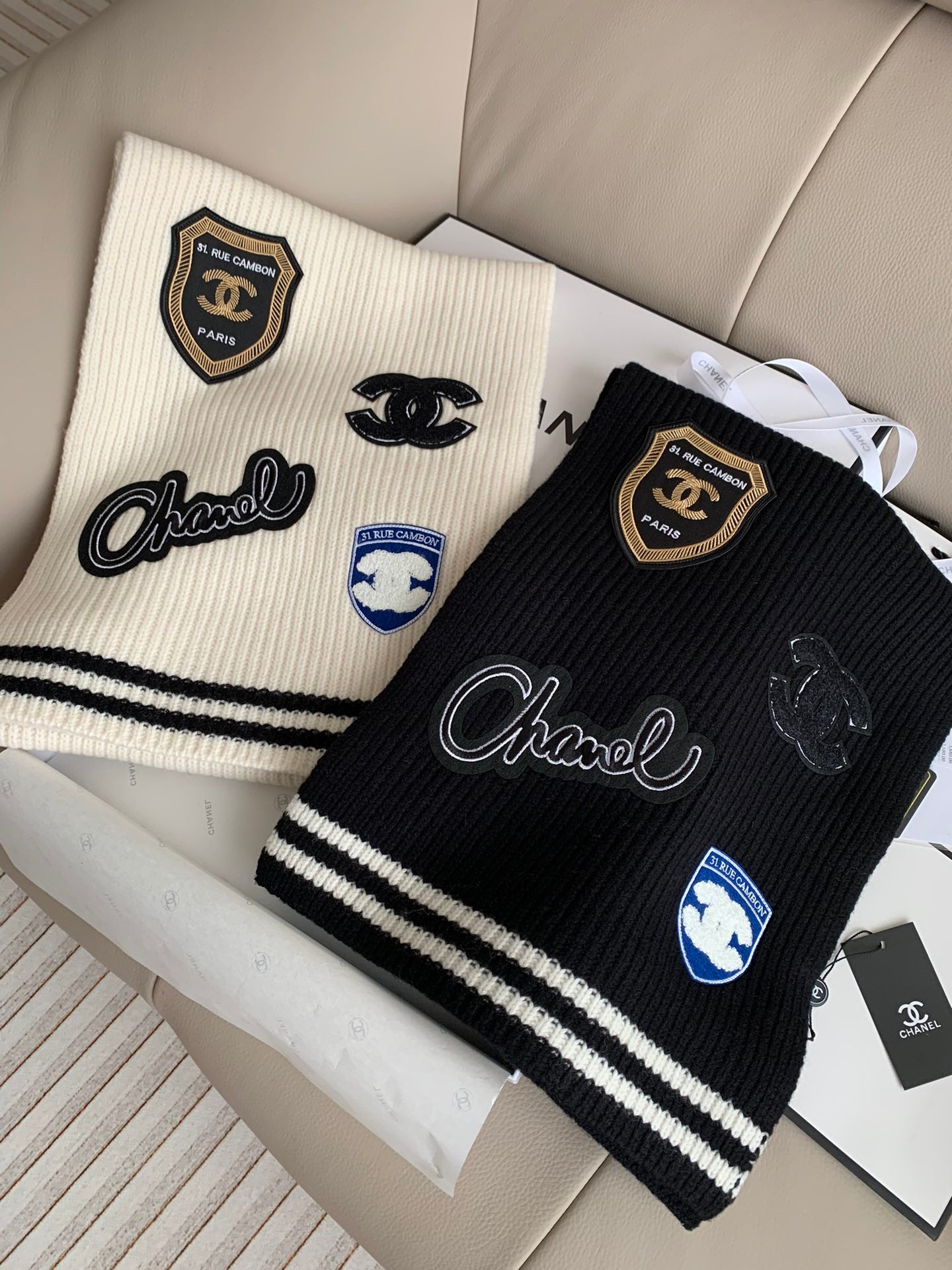 Bufanda de punto con bordado de insignia estilo Preppy