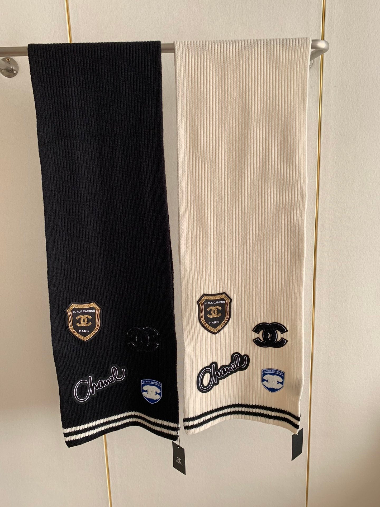 Bufanda de punto con bordado de insignia estilo Preppy
