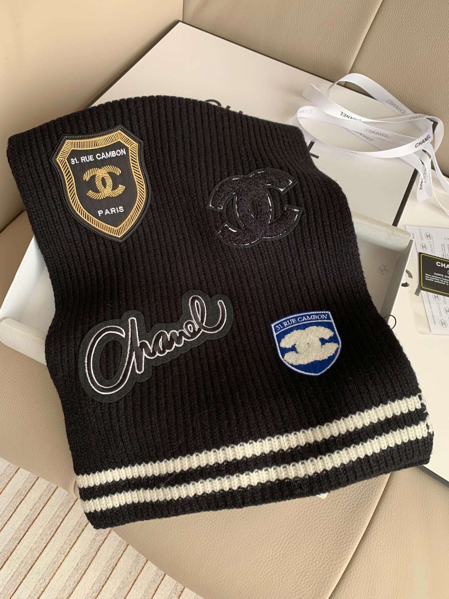 Bufanda de punto con bordado de insignia estilo Preppy