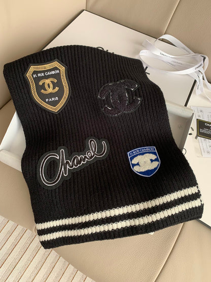 Écharpe tricotée brodée avec badge style preppy