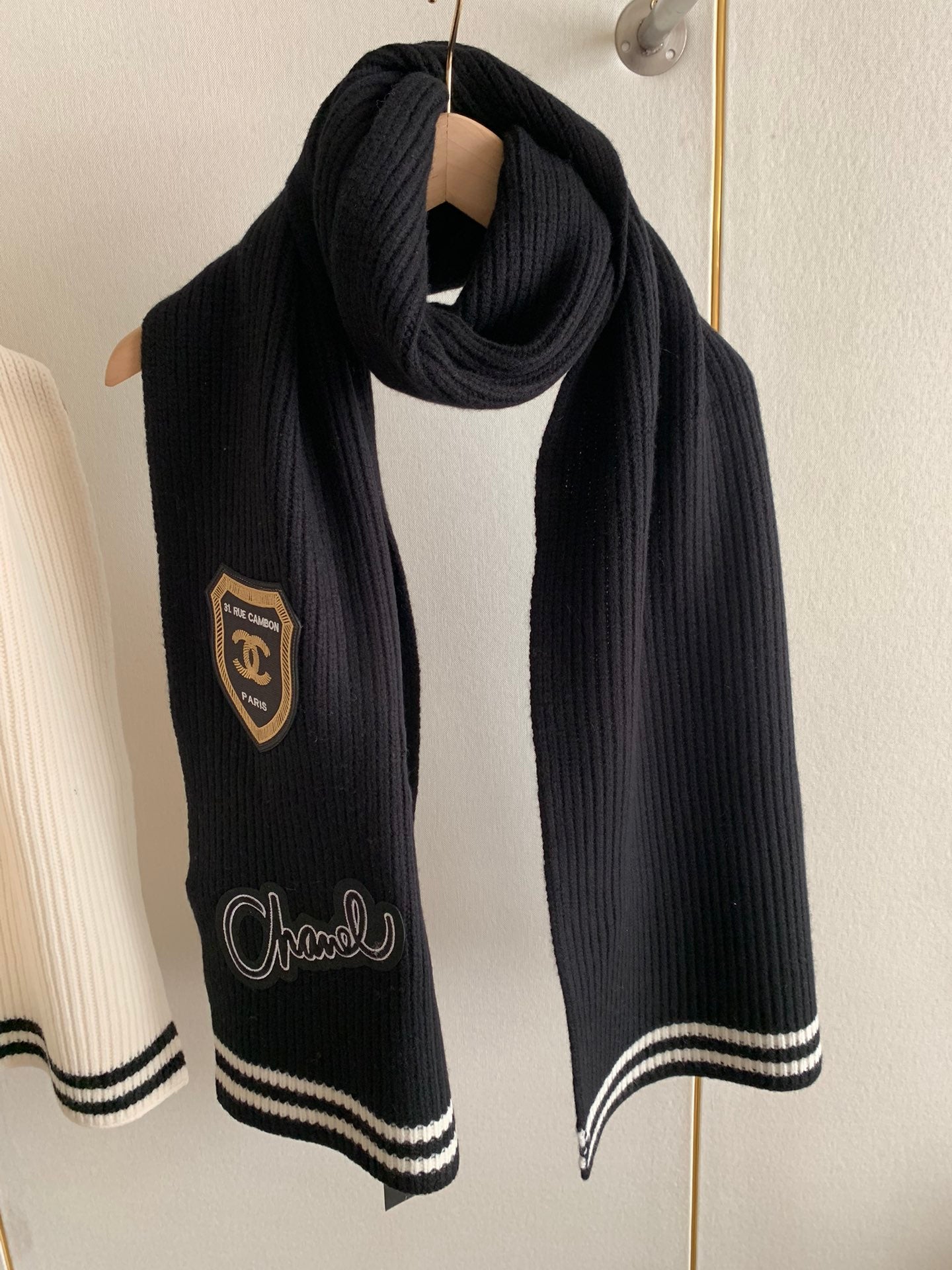 Bufanda de punto con bordado de insignia estilo Preppy