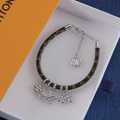 Bracelet en cuir pendentif fleur.