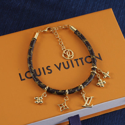 Bracelet en cuir pendentif fleur.