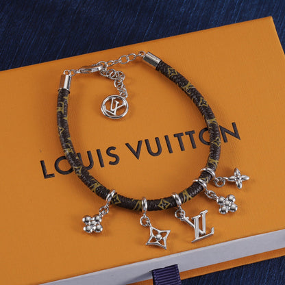 Bracelet en cuir pendentif fleur.