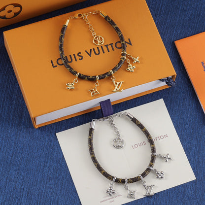 Bracelet en cuir pendentif fleur.