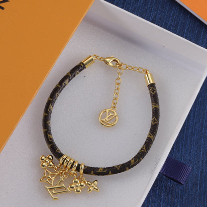 Bracelet en cuir pendentif fleur.