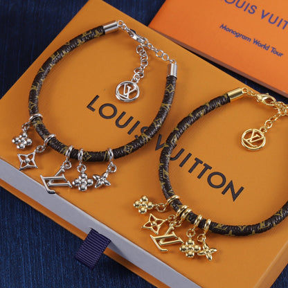 Bracelet en cuir pendentif fleur.