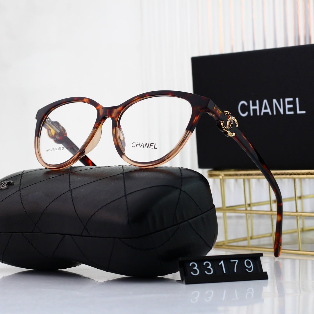 Gafas Cat-Eye con logo metálico y diamantes