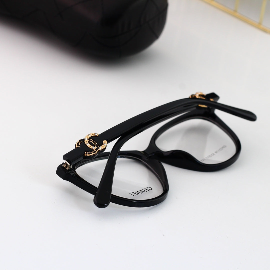 Gafas Cat-Eye con logo metálico y diamantes