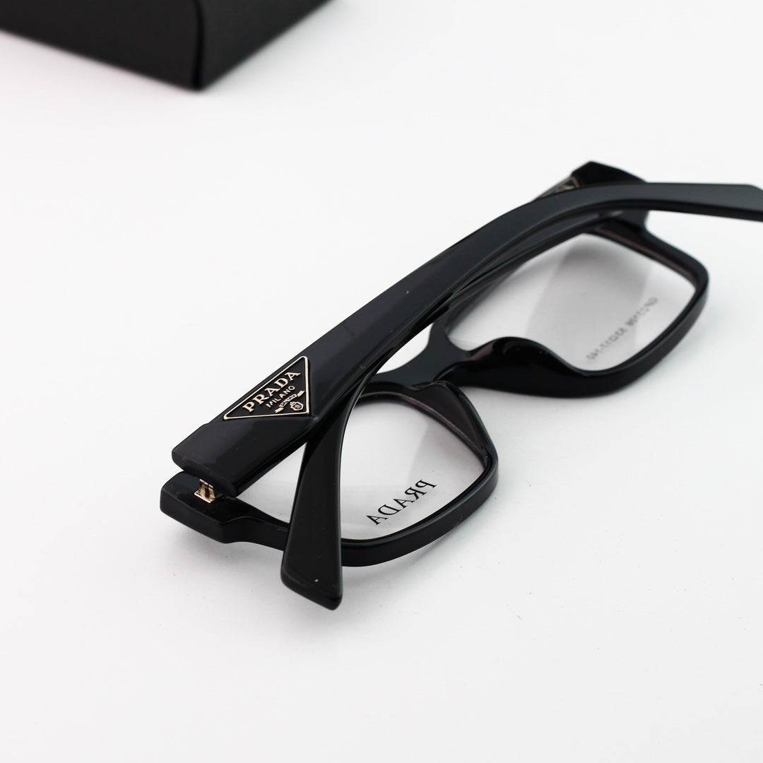 Gafas cuadradas con el logotipo del triángulo clásico
