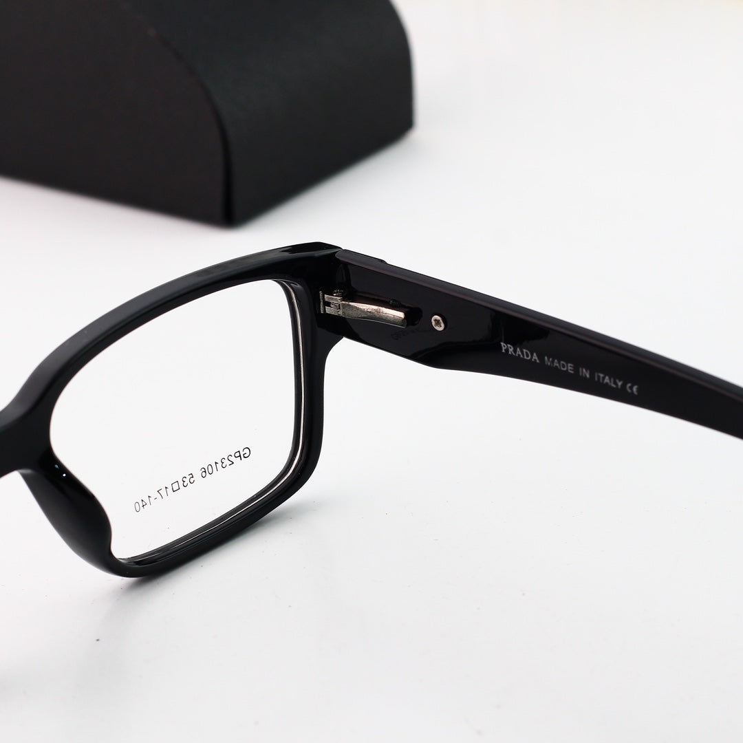 Gafas cuadradas con el logotipo del triángulo clásico