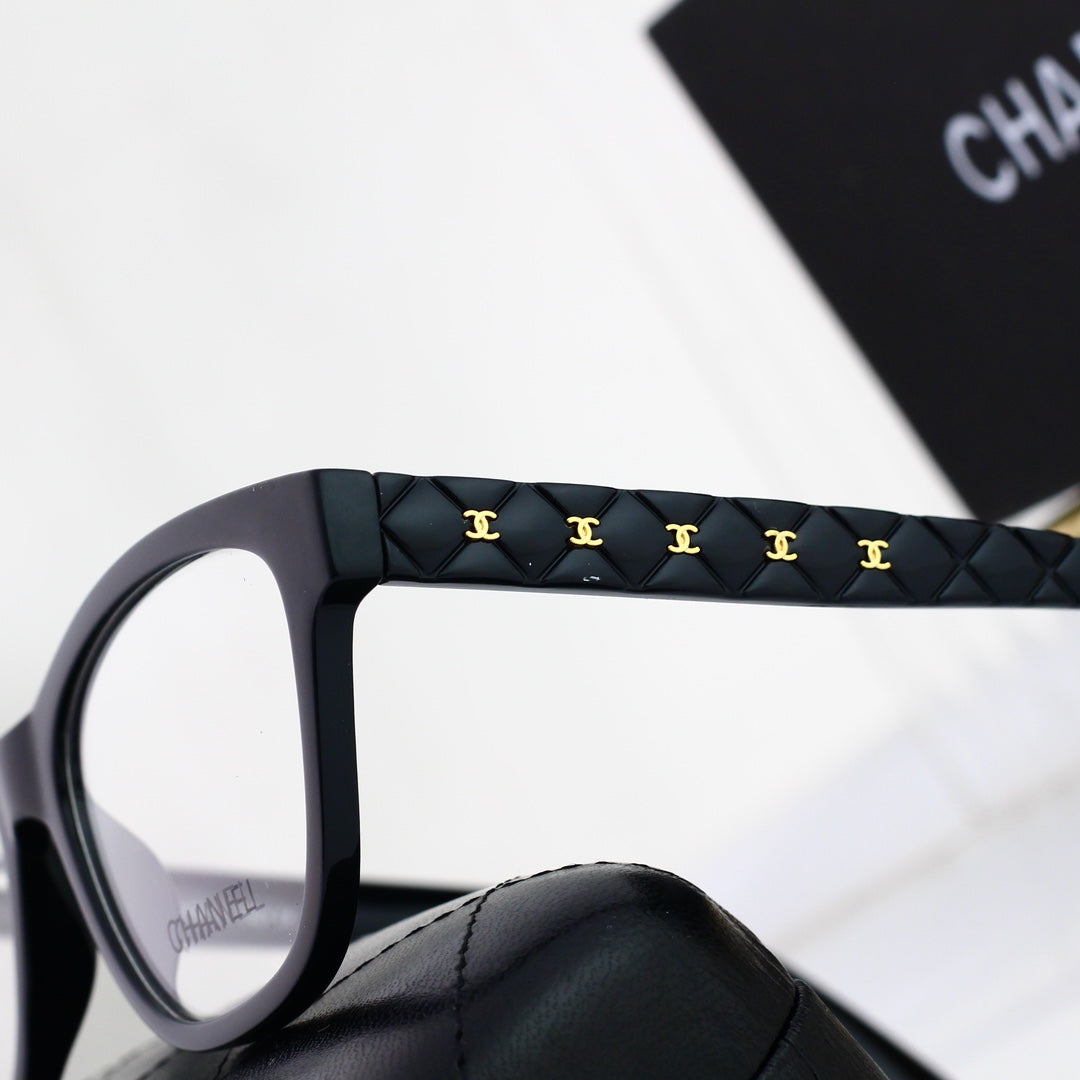 Gafas elegantes con montura metálica