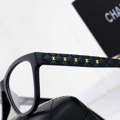 Gafas elegantes con montura metálica