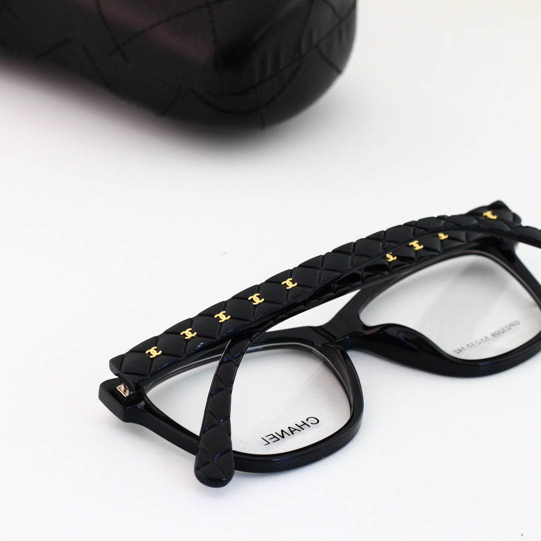 Gafas elegantes con montura metálica