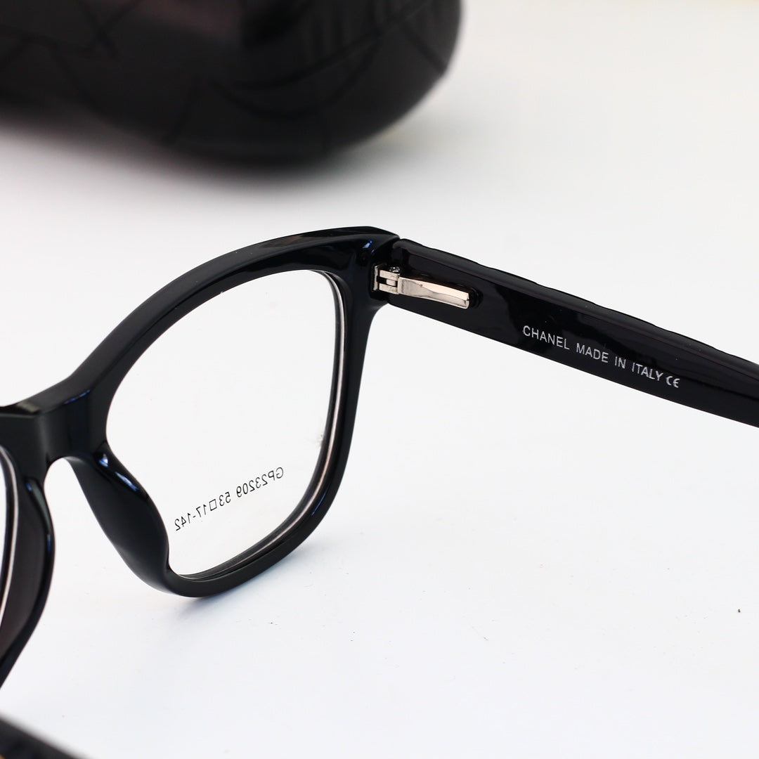 Gafas elegantes con montura metálica