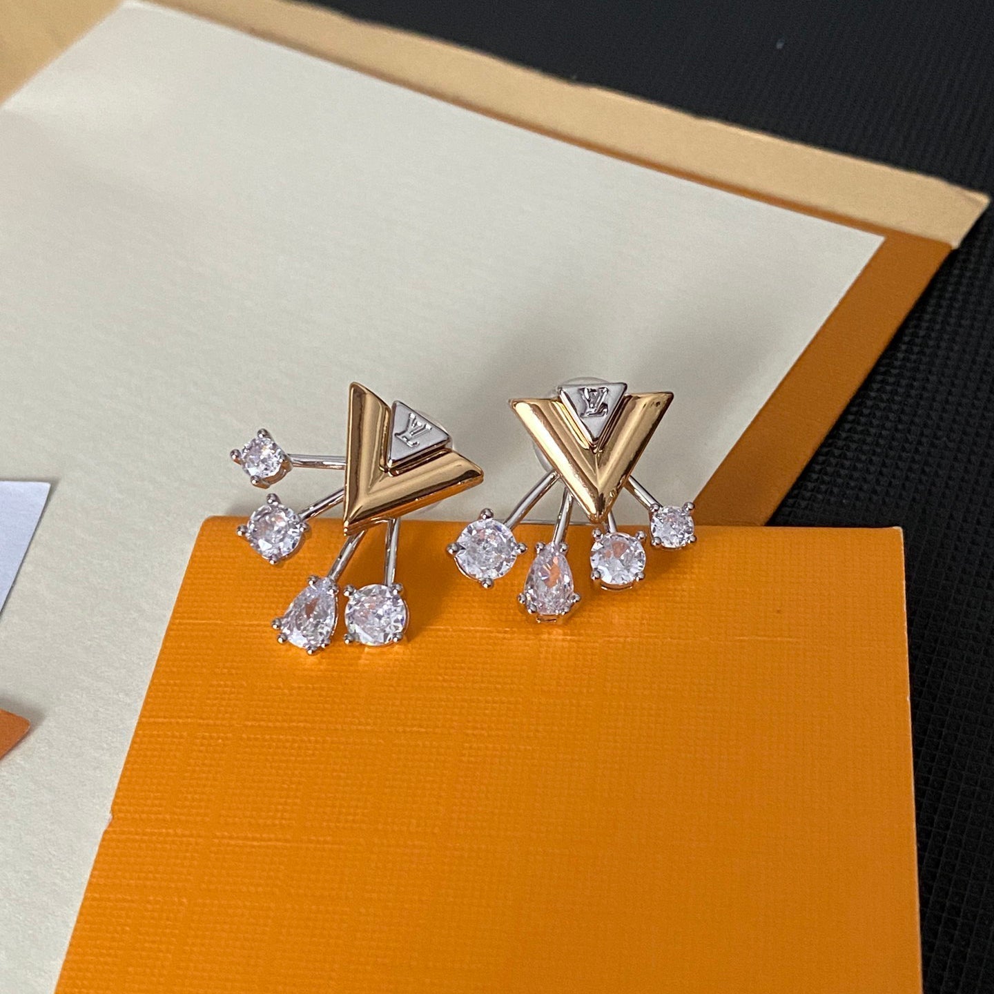 Pendientes retro de cristal con colgante en forma de V