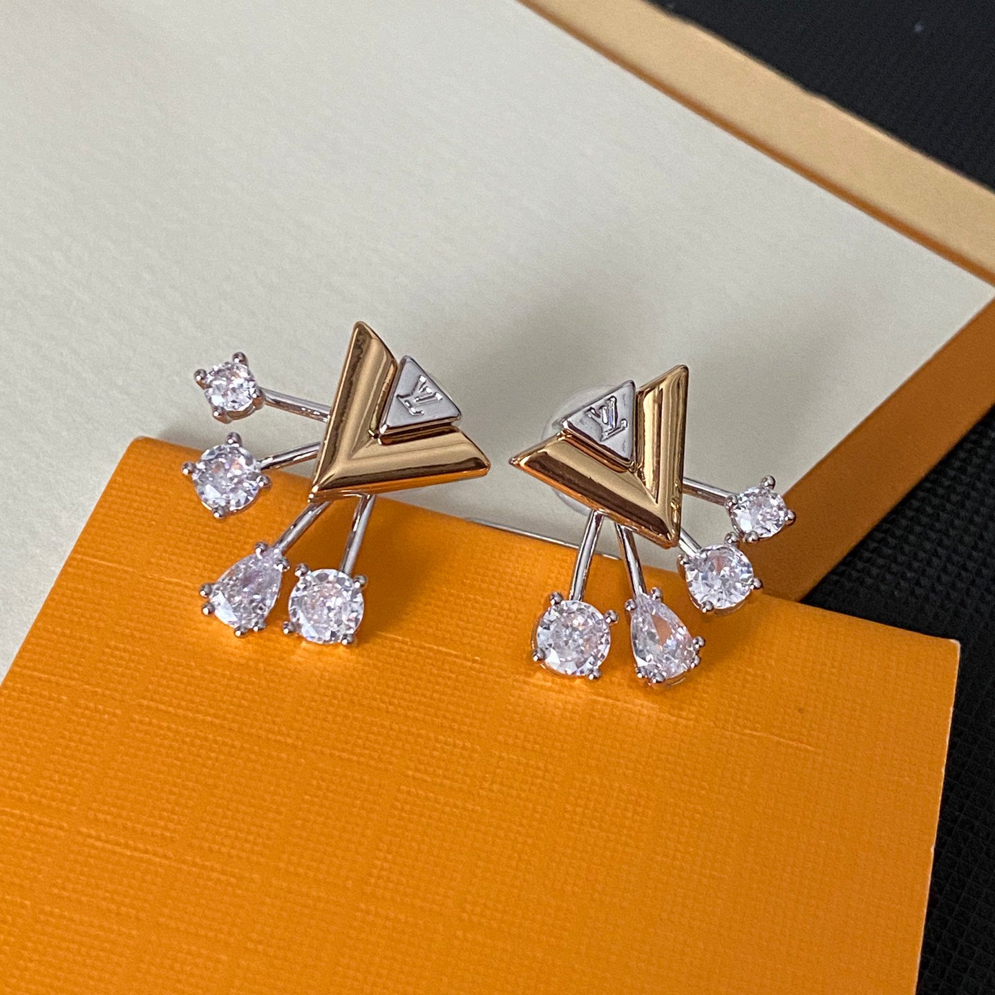 Pendientes retro de cristal con colgante en forma de V