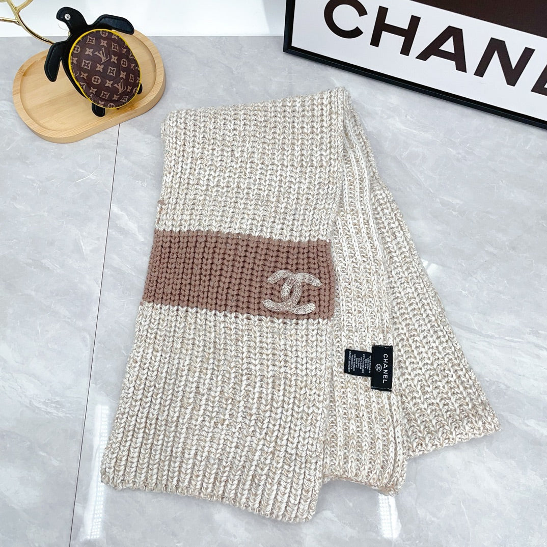 Conjunto de gorro y bufanda de punto a la moda