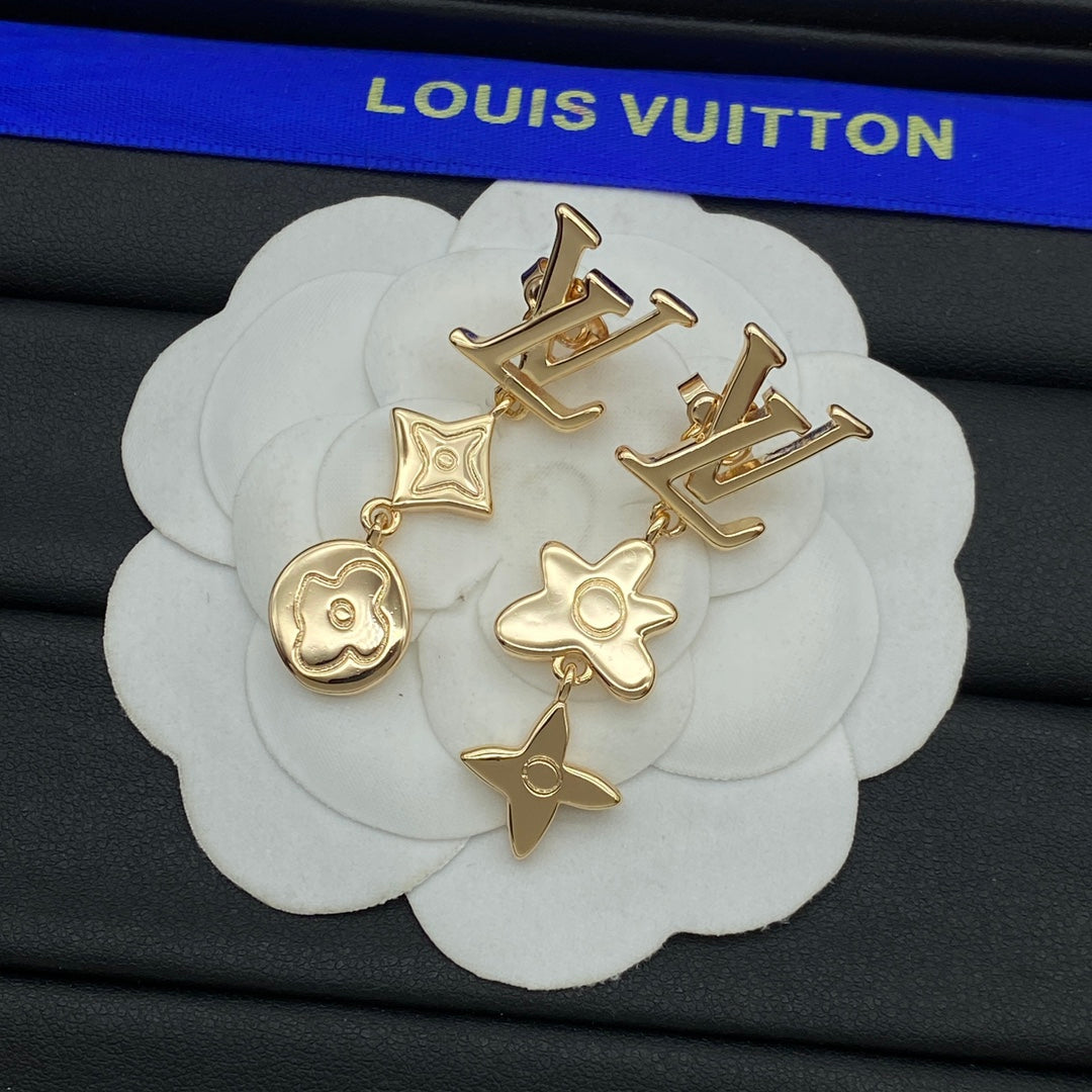 Pendientes de metal con diseño floral