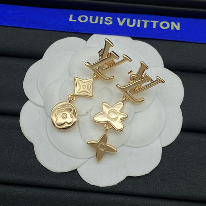 Pendientes de metal con diseño floral