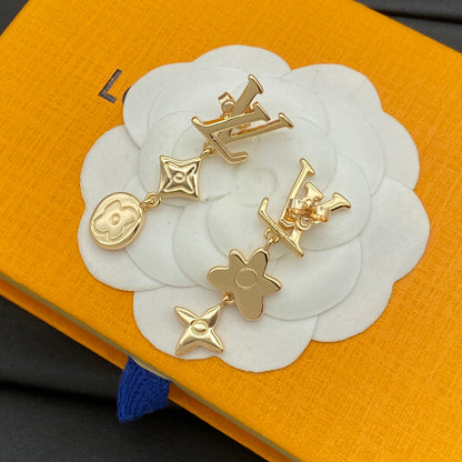 Pendientes de metal con diseño floral