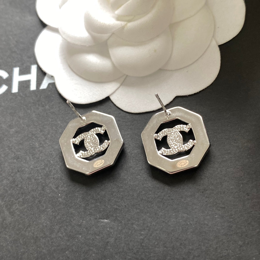 Aretes de moda con logo de diamante hueco hexagonal