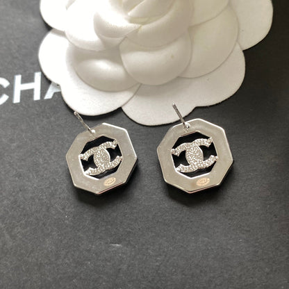 Boucles d'oreilles tendance avec logo hexagonal ajouré et diamants