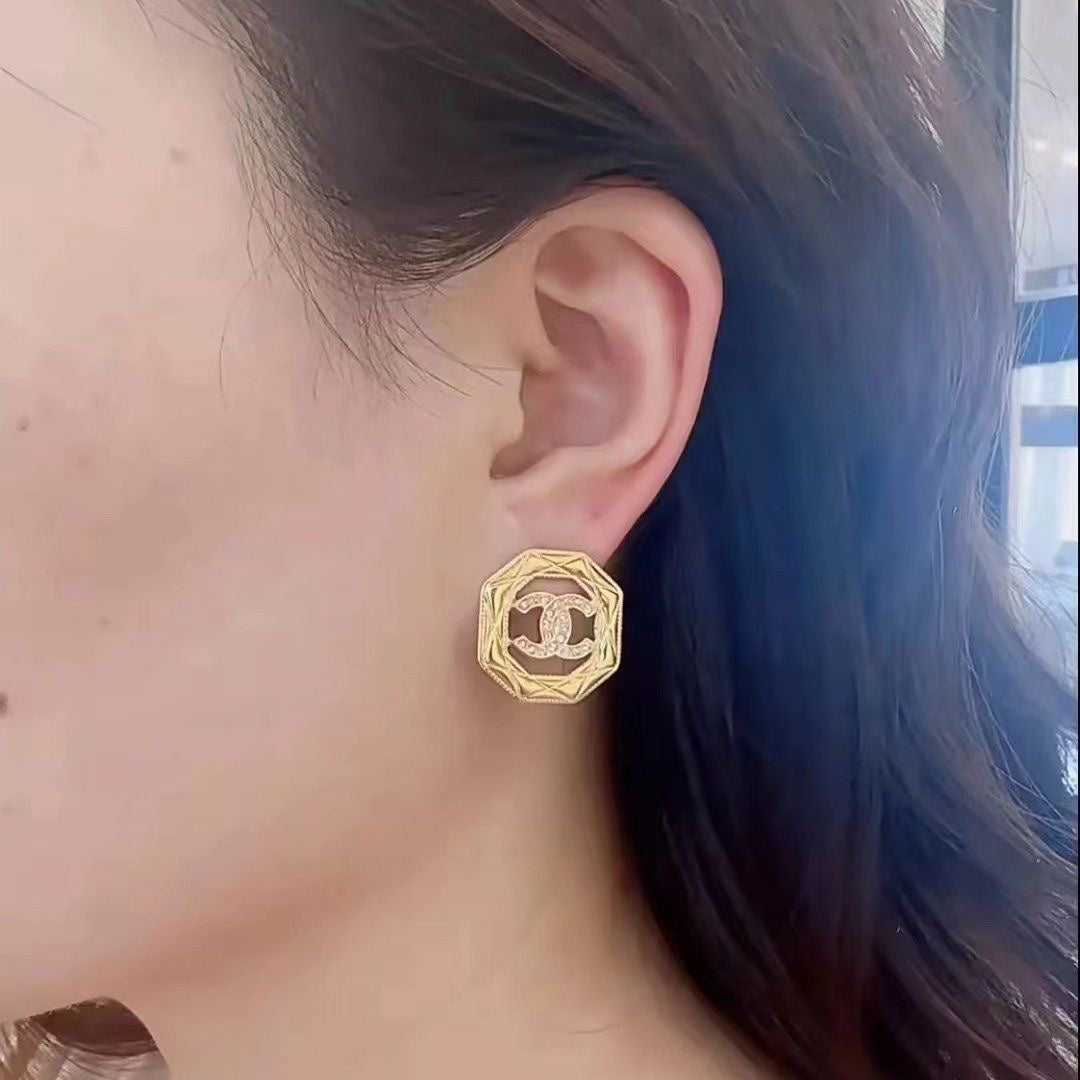 Aretes de moda con logo de diamante hueco hexagonal