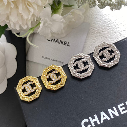 Boucles d'oreilles tendance avec logo hexagonal ajouré et diamants
