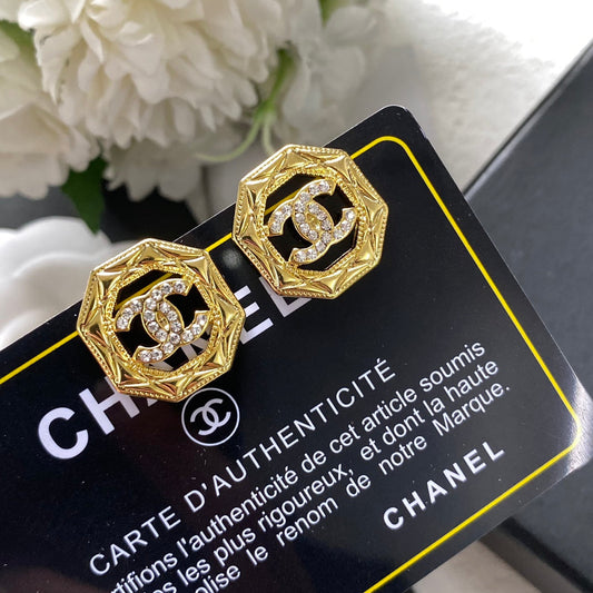 Boucles d'oreilles tendance avec logo hexagonal ajouré et diamants