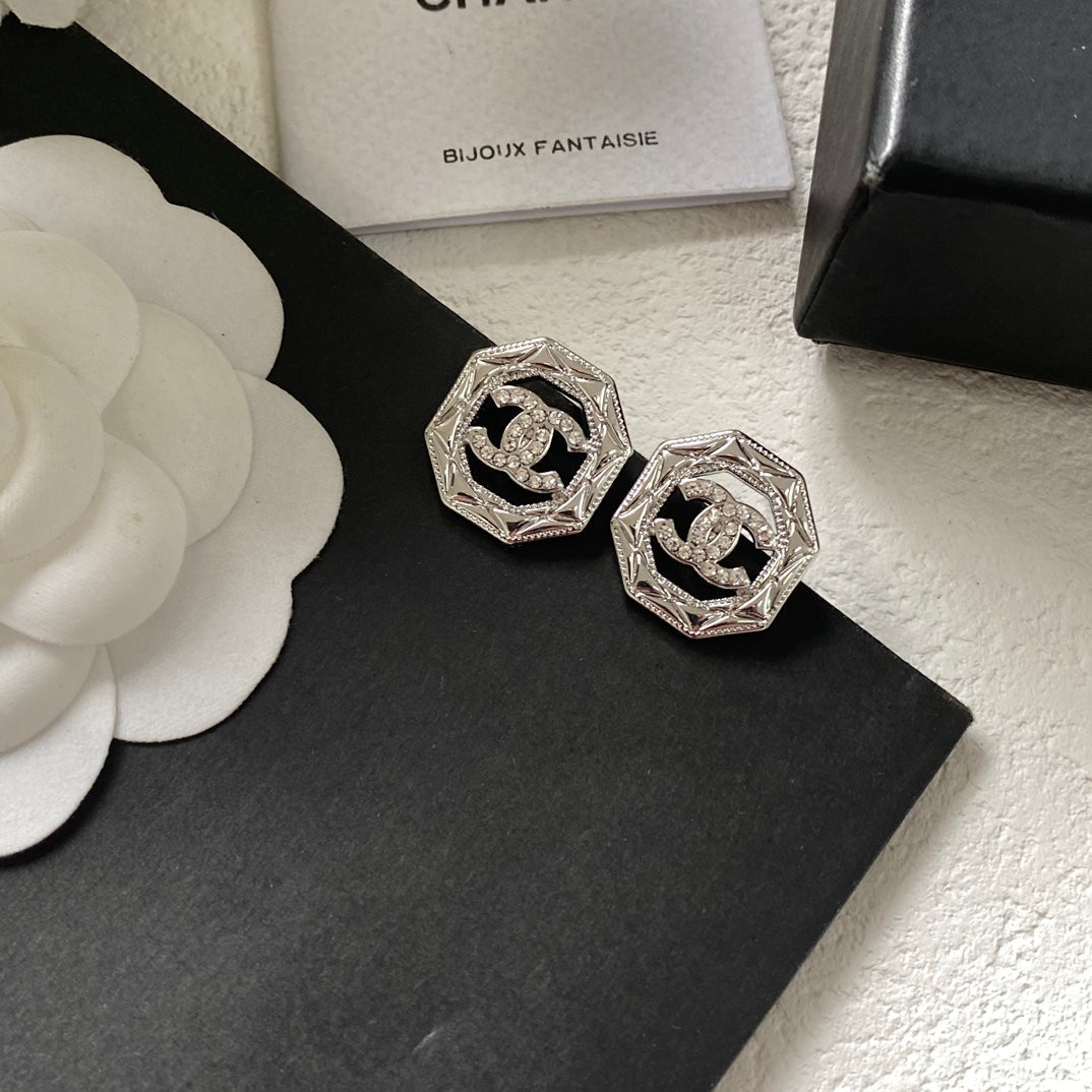 Aretes de moda con logo de diamante hueco hexagonal