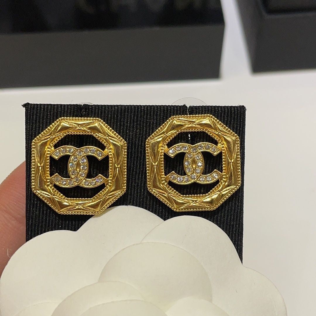 Aretes de moda con logo de diamante hueco hexagonal