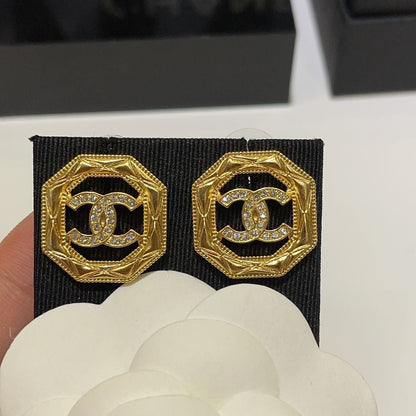 Boucles d'oreilles tendance avec logo hexagonal ajouré et diamants