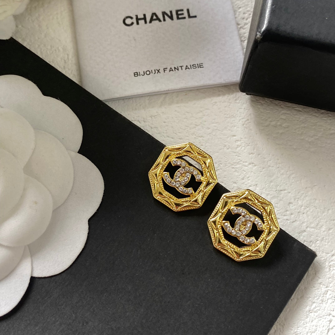 Aretes de moda con logo de diamante hueco hexagonal