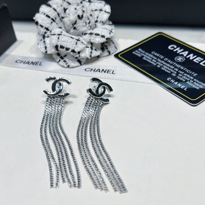 Boucles d'oreilles élégantes pendantes à logo