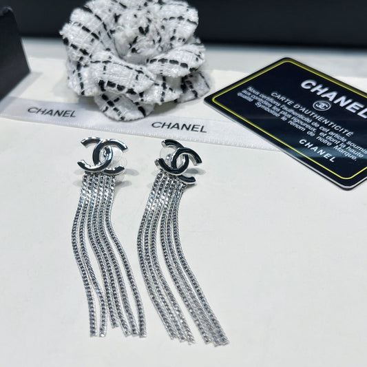 Boucles d'oreilles élégantes pendantes à logo