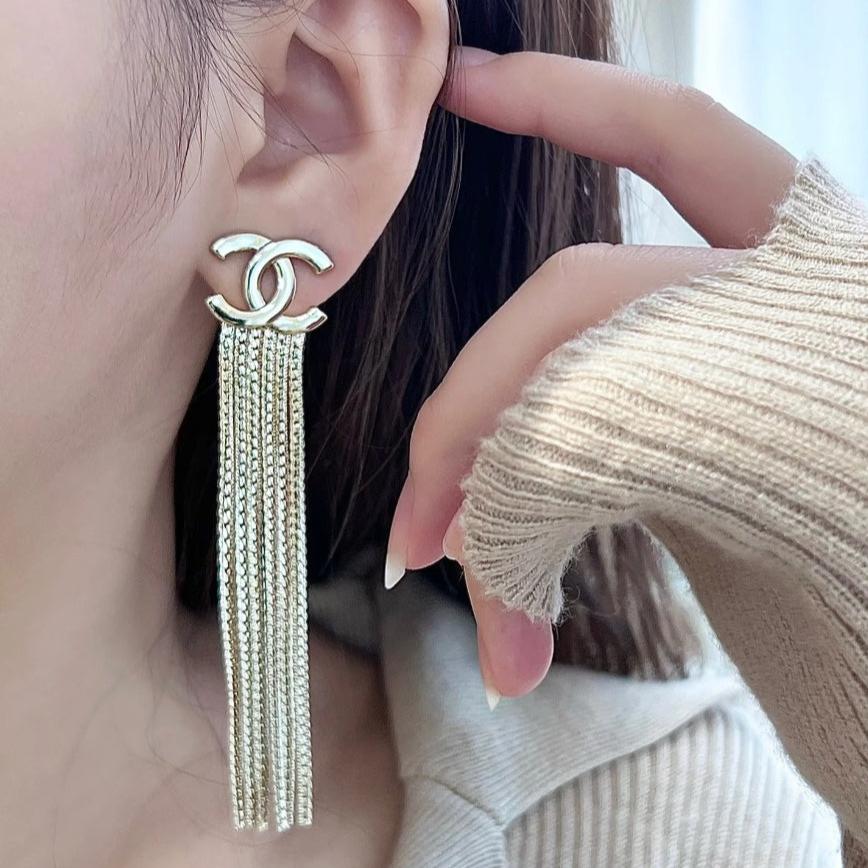 Elegantes Pendientes Largos de Borlas con Logotipo