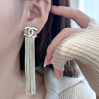 Boucles d'oreilles élégantes pendantes à logo