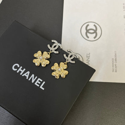 Boucles d'oreilles pendantes élégantes avec logo floral